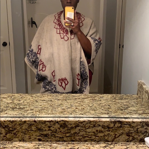 Poncho - Picture 4 of 7